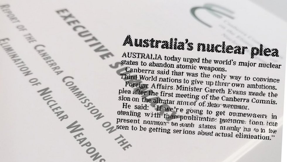 Vor 30 Jahren: Der Bericht der Canberra Commission {f:if(condition:'Collage: Zusammenfassung des Berichts und Zeitungsartikel aus einer australischen Zeitung.',then:'Collage: Zusammenfassung des Berichts und Zeitungsartikel aus einer australischen Zeitung.',else:'Vor 30 Jahren: Der Bericht der Canberra Commission'