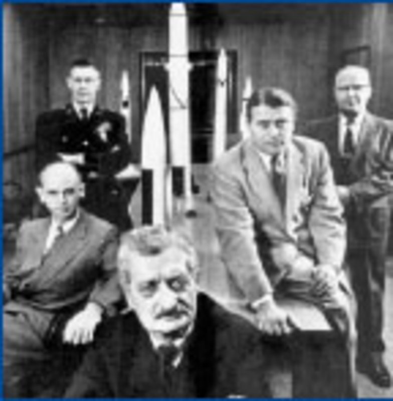 Wernher von Braun (2.v.r.) in den USA