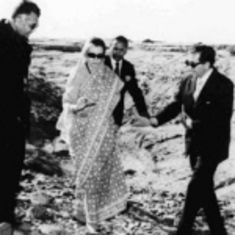 Indira Ghandi besucht Pokhran-Testgelände in 1974 nach dem ersten Atomtest